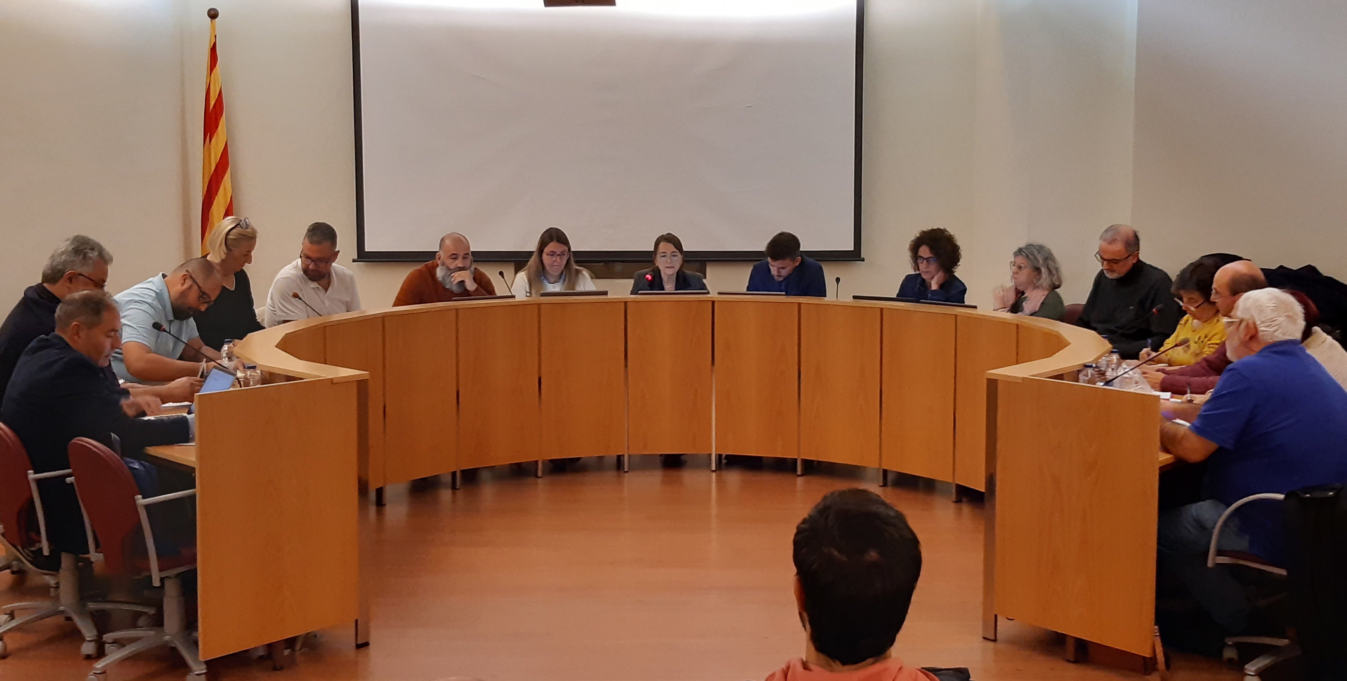 El Ple municipal aborda diversos acords en matèria de gestió interna, serveis i territori