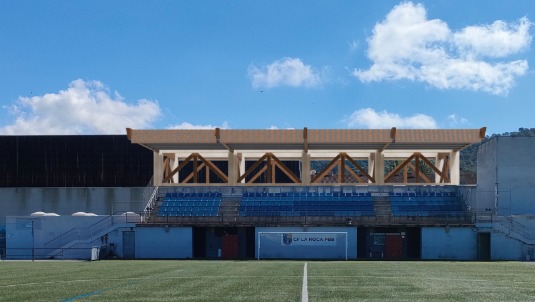 La Roca fa un pas endavant per cobrir les grades del camp de futbol municipal