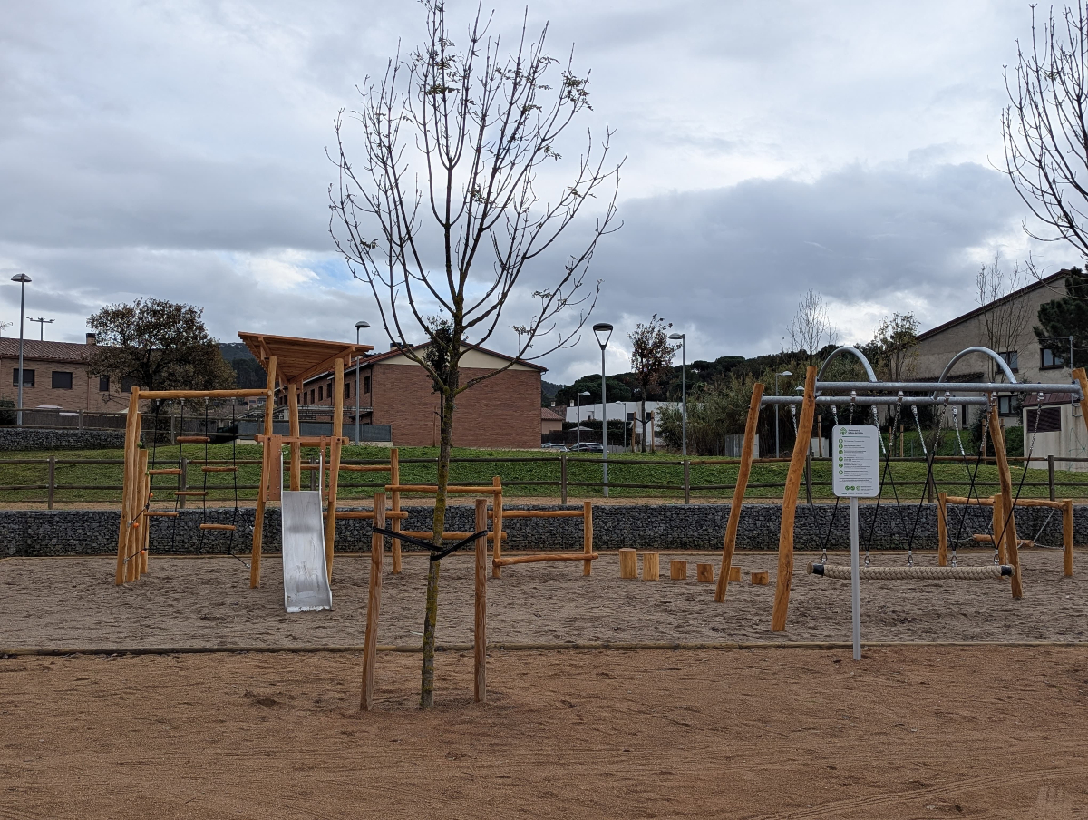 La Roca del Vallès estrena la renovada Rambla de Santa Agnès amb l'encesa de l'Arbre de Nadal