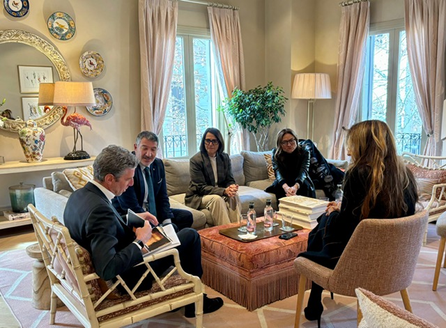 El conseller d'Empresa i Treball, Miquel Sàmper, visita La Roca Village acompanyat de l'alcaldessa, Marta Pujol