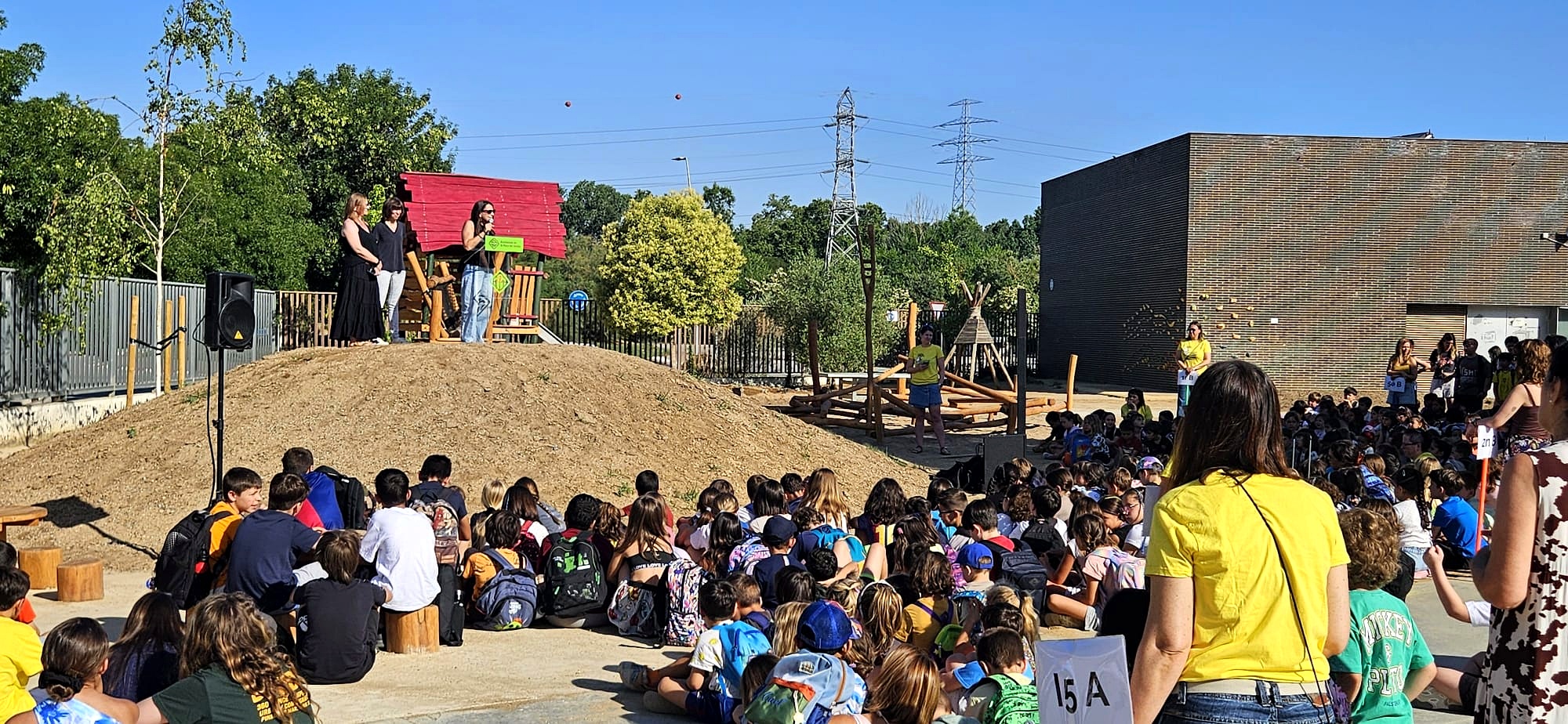 L'Escola Mogent estrena un nou pati naturalitzat que es convertirà en un espai educatiu i comunitari de referència